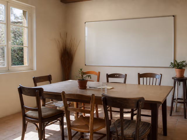 Salle de travail préparée pour un atelier en petit groupe